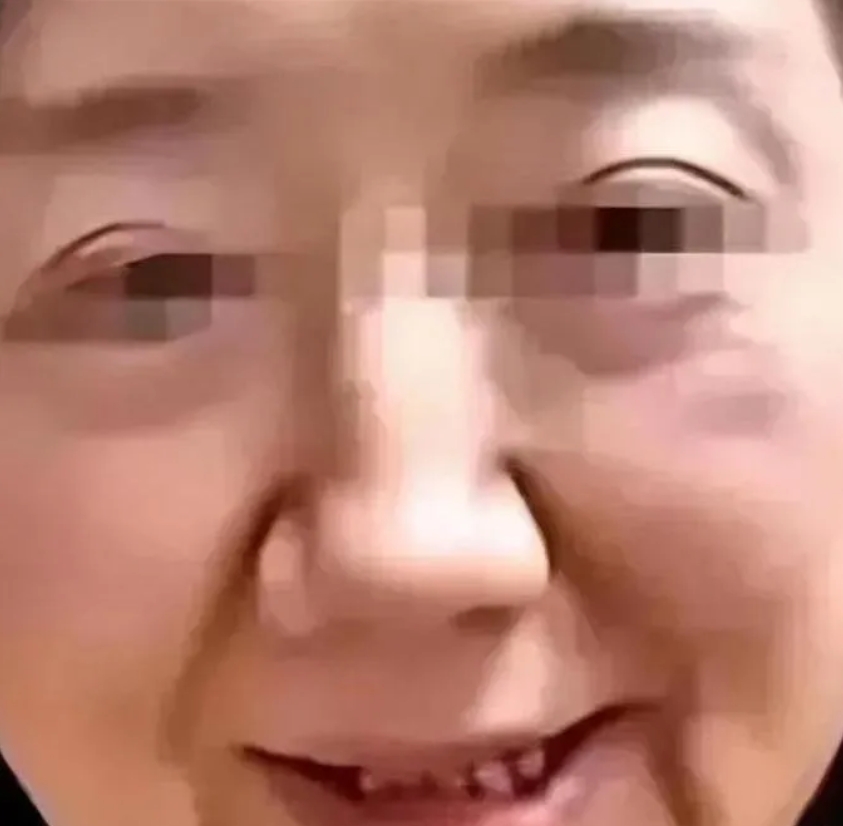 地铁逼座大爷回家了？

 老爷子七天后出狱。家人心疼得不行，吃不下睡不着。女儿喊
