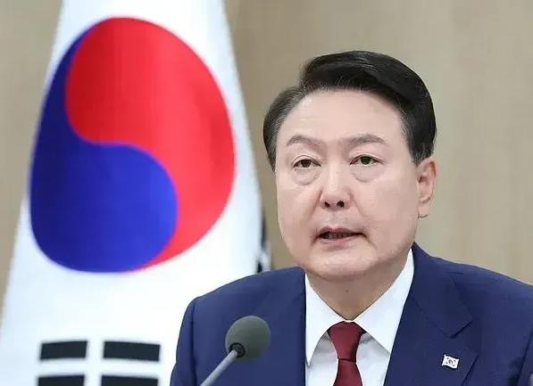 韩国总统逃到哪里去了？韩国警方证实，由于昨天大雾天气，总统府外部有模糊身影出入，