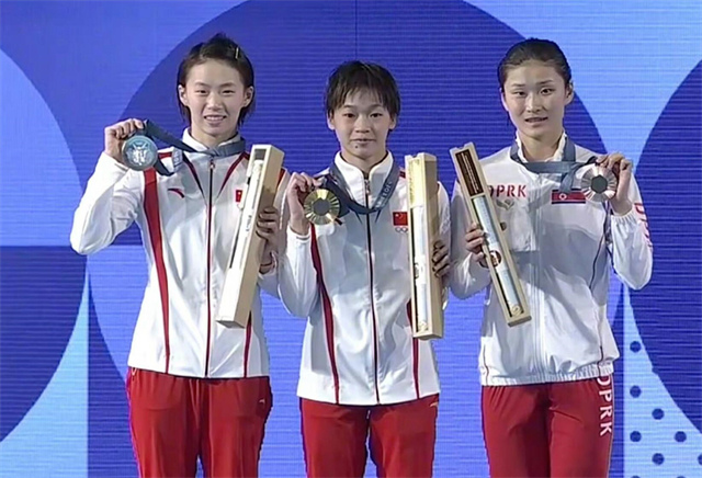 巴黎奥运会，全红婵在女子10米台成功卫冕，陈芋汐亚军，中国跳水队收获第5金，中国