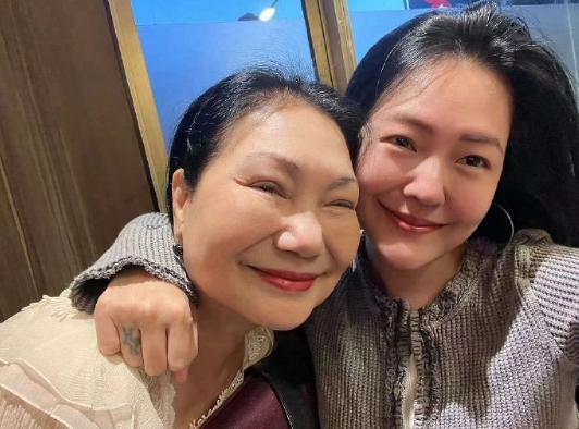 小s为s妈庆70岁生日