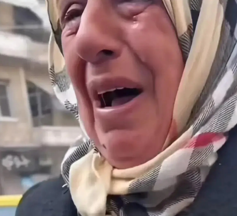 网上充斥着“叙利亚人配得上苦难”的言论，许多人在嘲笑叙利亚人，甚至不再生起一点点