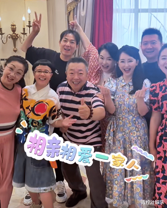 金龟子外孙百日宴，年迈的公婆出镜，亲家母现身优雅朴素又卑微（金龟子女儿个人资料）-第2张图片-九妖电影