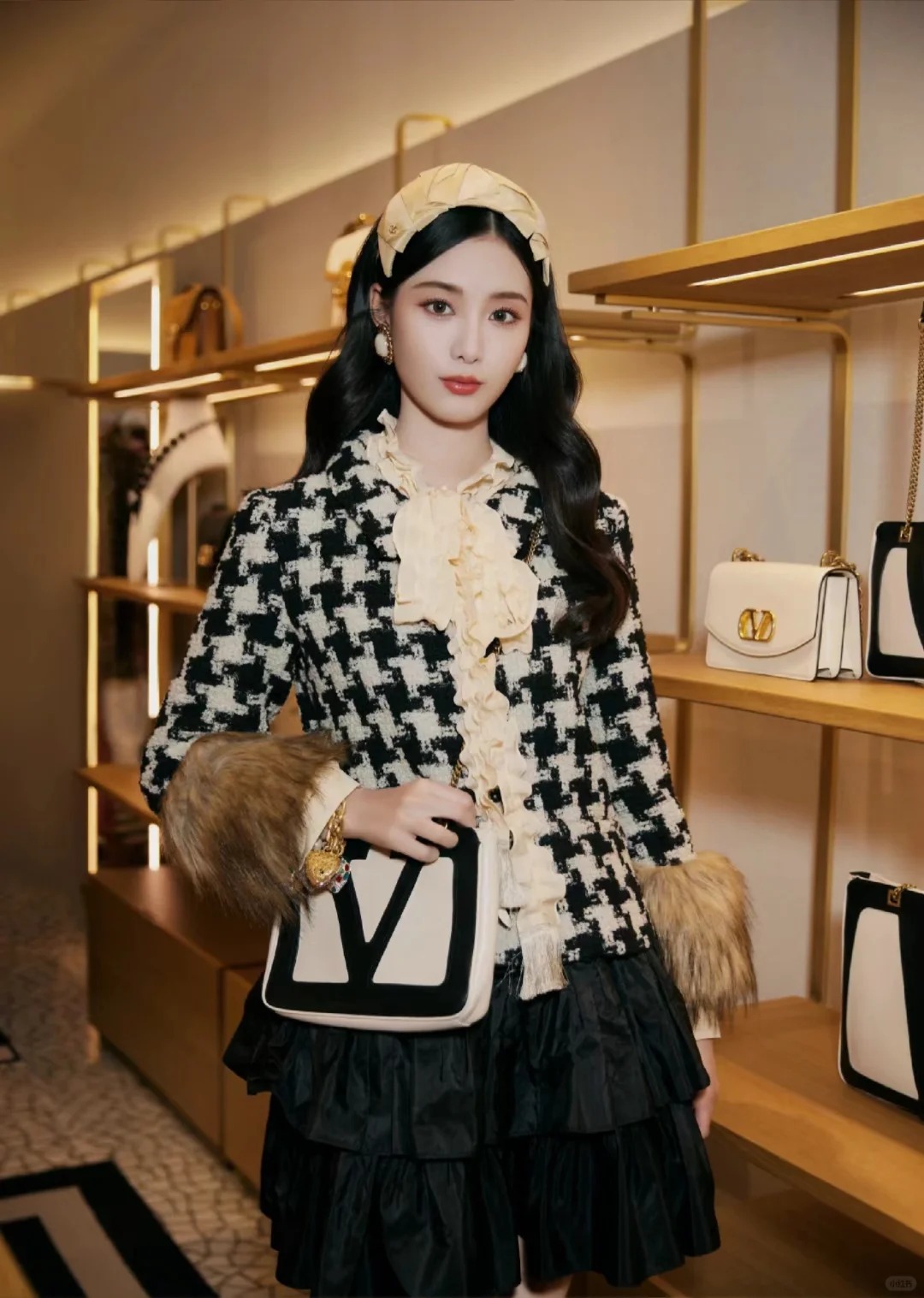 婚后才知道徐艺洋嫁得有多好❗❗❗
徐艺洋婚后头次参加时尚活动
穿得青春靓丽又时尚