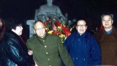 1992年，李讷来到毛岸青家中，看望二哥、二嫂，一张罕见的留影
