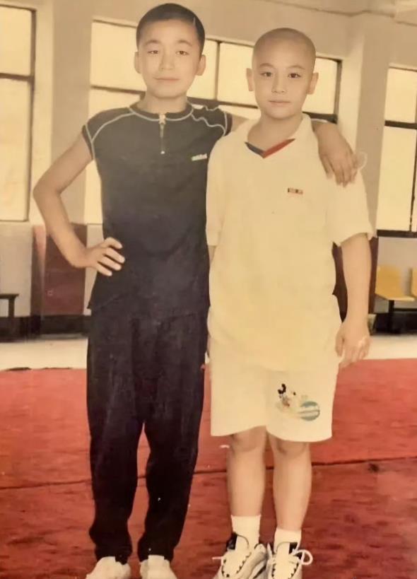 1996年，少林寺。14岁的王宝强和8岁的释小龙。