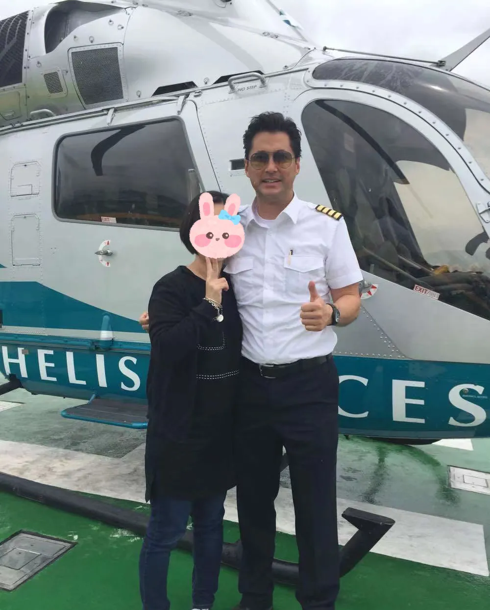 香港坐直升飞机，飞行员居然是明星！