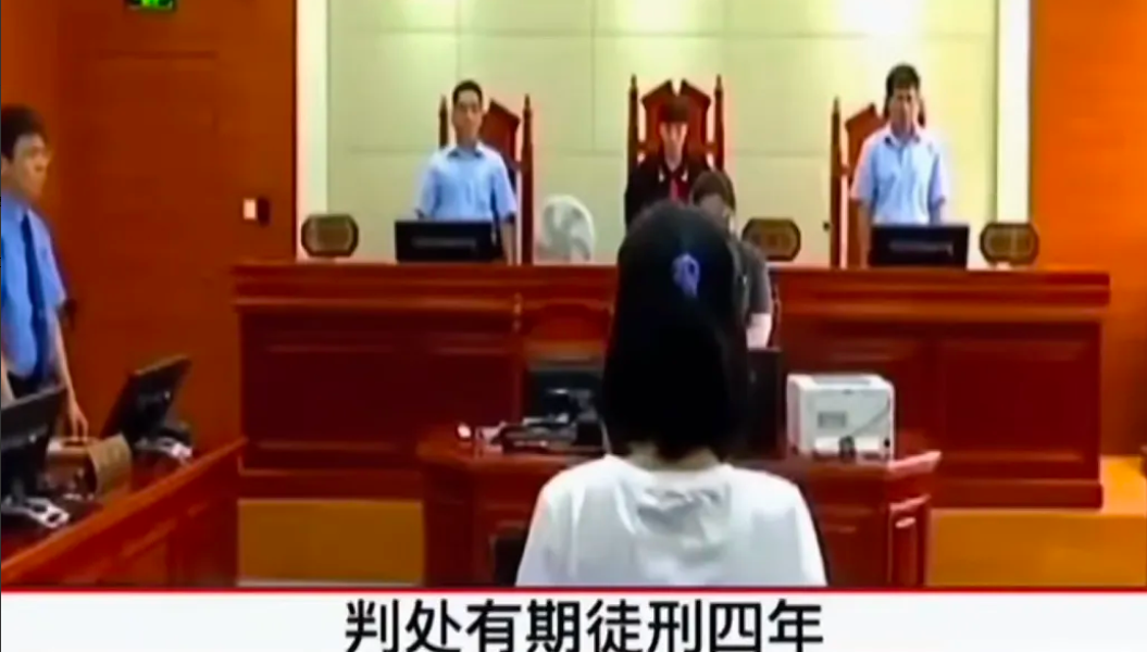 辽宁一公交车上一女子故意挑衅司机，并且走到司机面前侮辱司机，说罢转头看向司机旁边