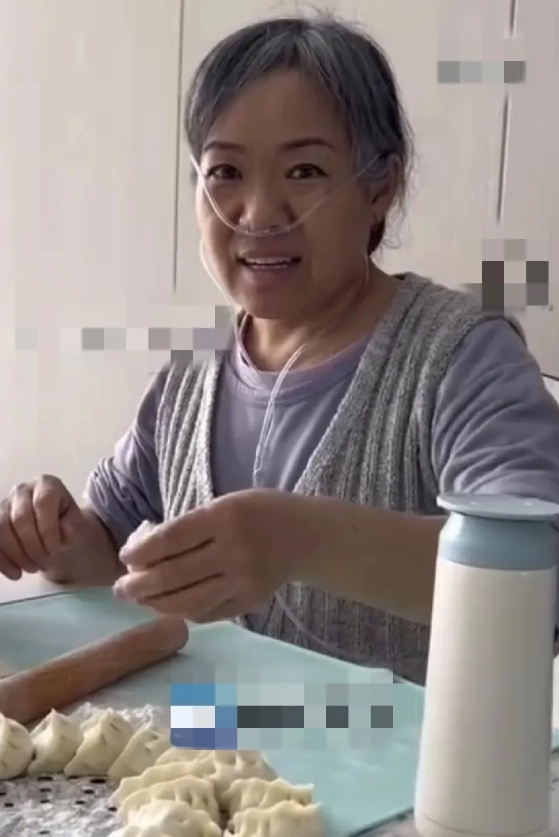 泪目了！1月22日新疆一位母亲，边吸氧边给女儿包饺子，母亲：“我只想在我没死前，