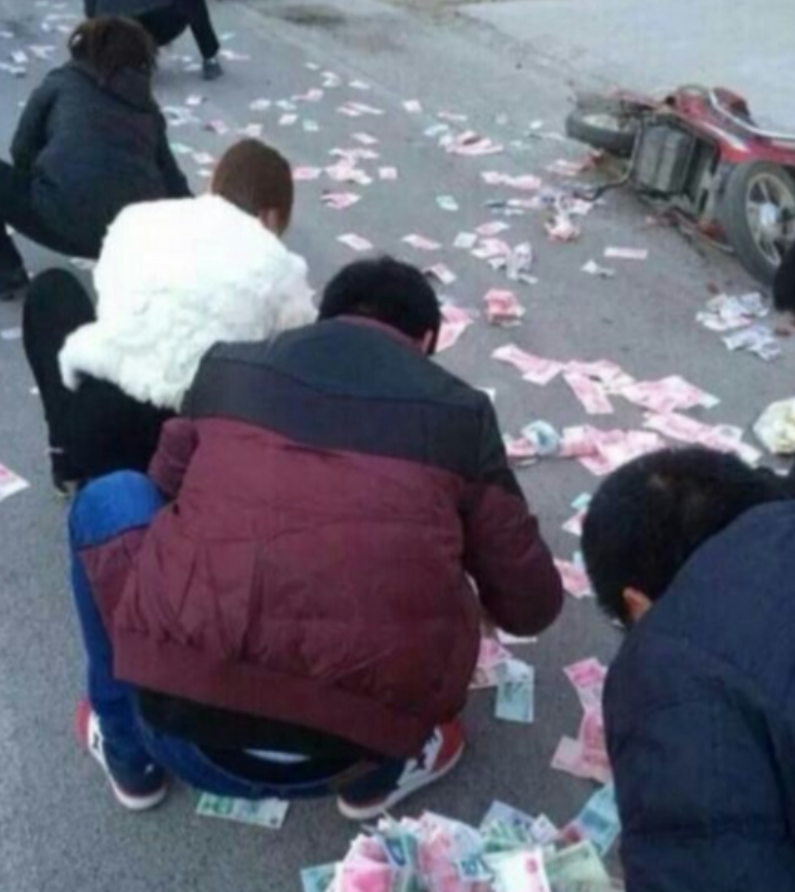 万元现金“天降”大连小区，众人合力寻回，暖心故事传遍网络