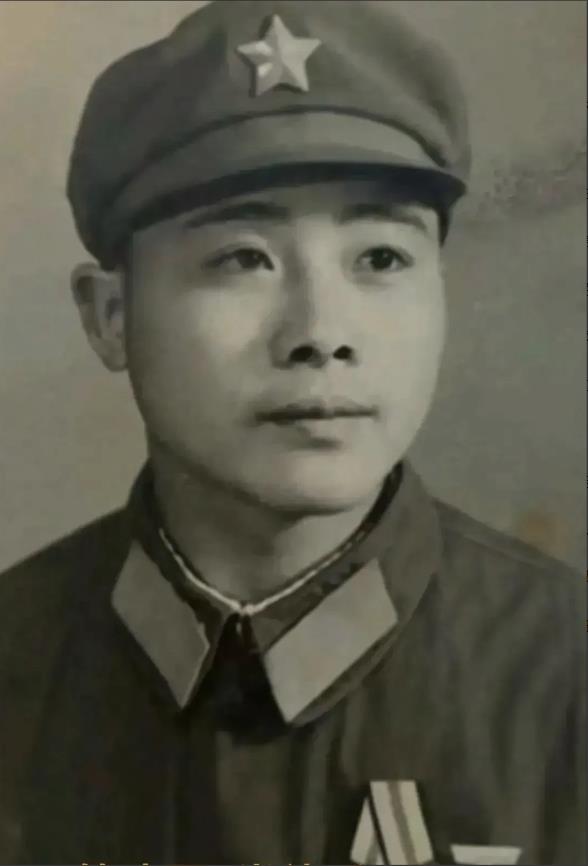 1979年，入伍不到三个月的肖德兵，在对越自卫反击战中，仅一次战斗，上午入团，下