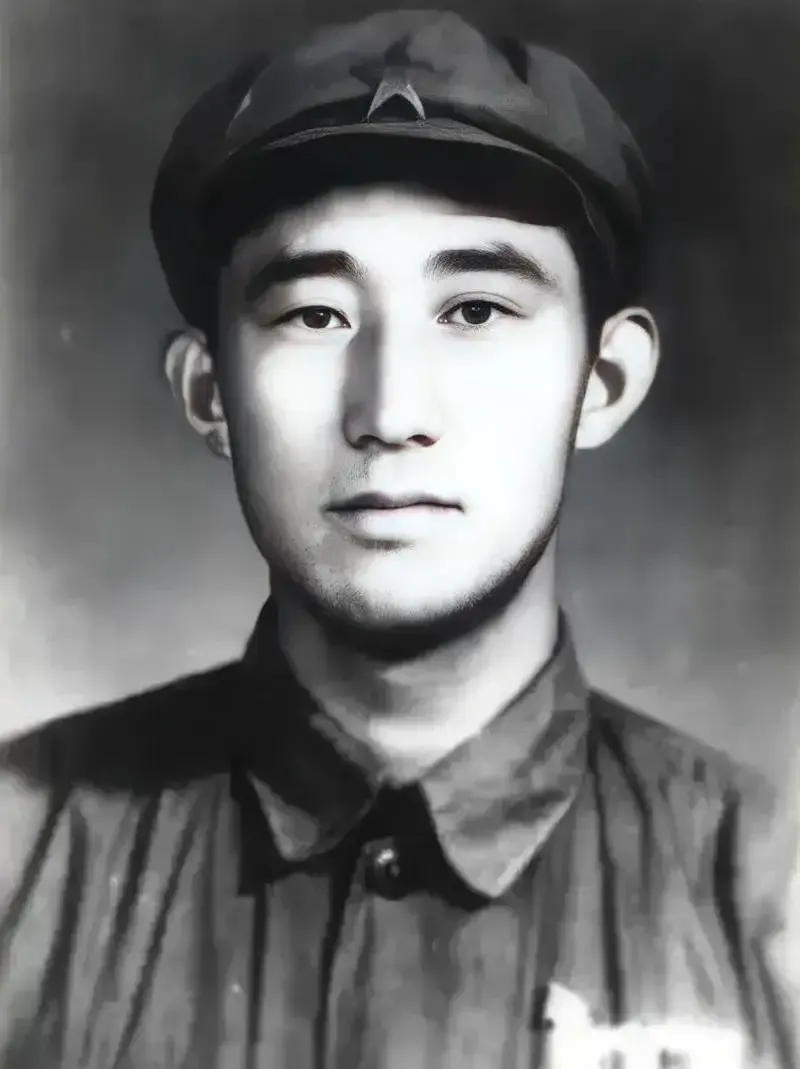 1949年，潜伏在敌人内部的地下党员吴荣森，已经引起了特务的注意，他察觉到危险，