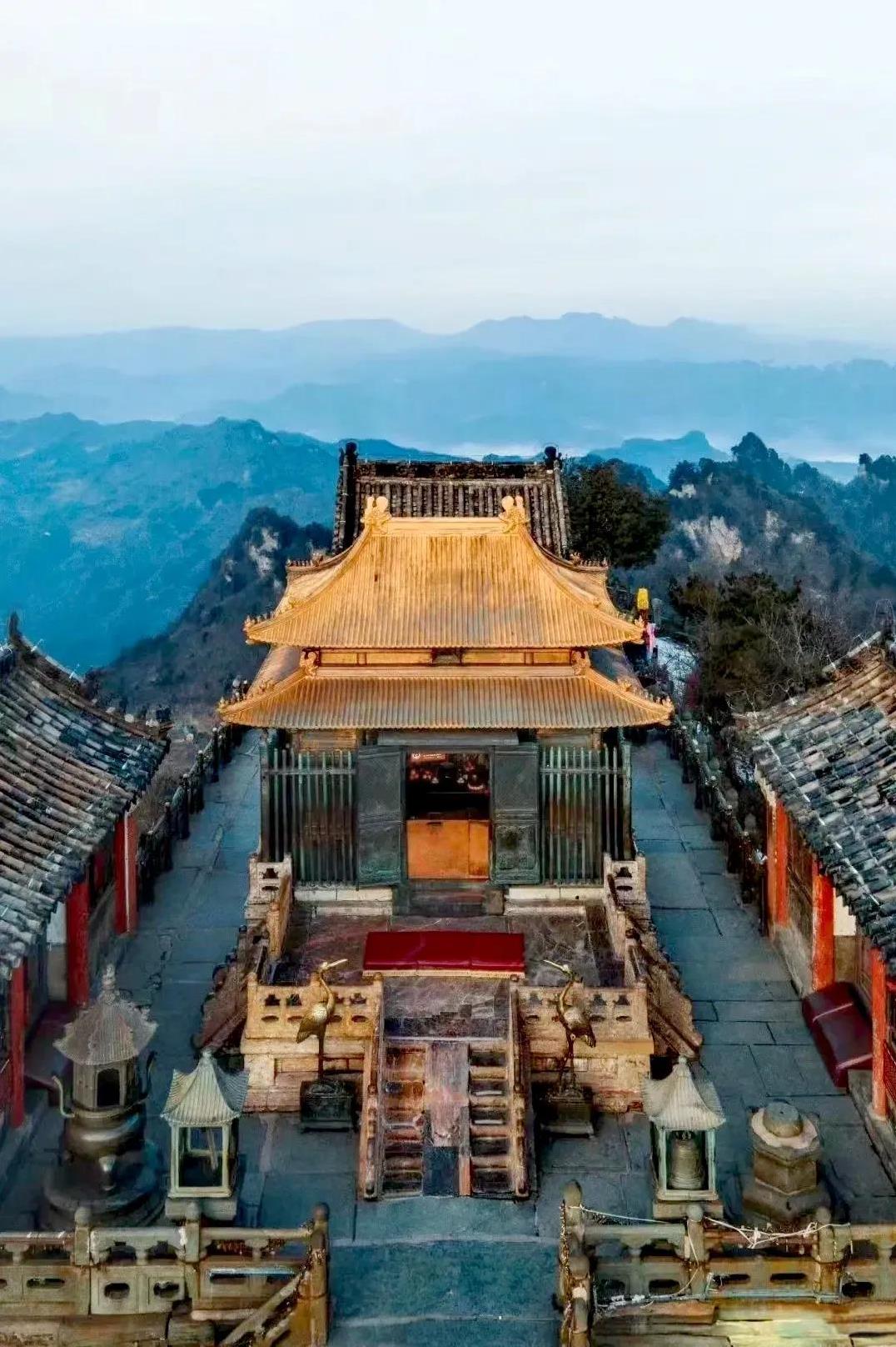 金殿：明代铜铸仿木结构宫殿式建筑，位于天柱峰顶端的石筑平台正中，面积约160 平