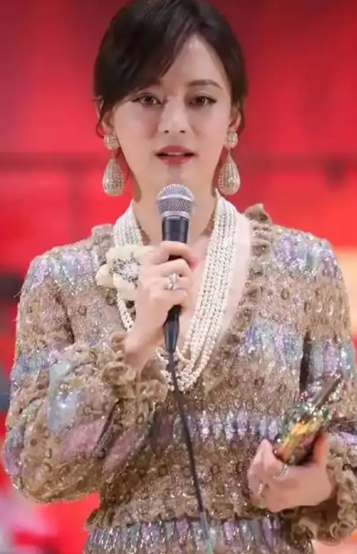没人觉得孙俪很可怕吗...
孙俪在《甄嬛传》重聚的惊艳出场，让我梦回她的颜值巅 