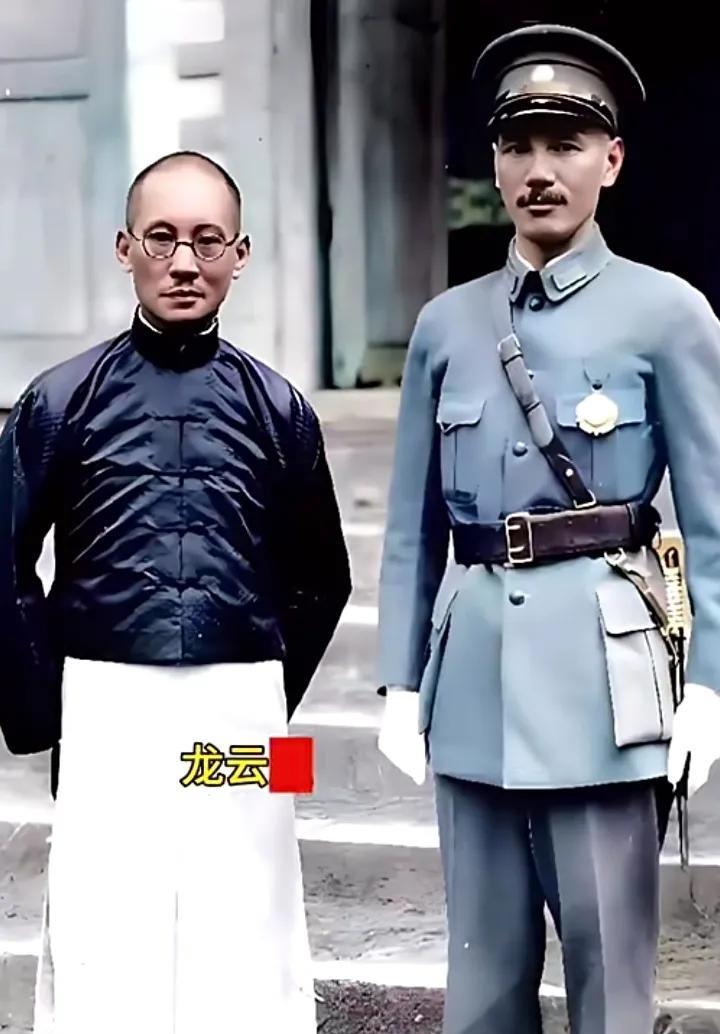 蒋介石与云南王龙云的合影两人都是军人出身站姿挺拔穿着军装的是蒋介石龙云的个子没有