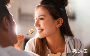 女友一改常态变得撒娇粘人，可他却觉得是因为别有用心