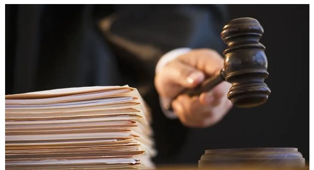 上海静安，一名95后女子利用担任大公司前台工作的便利，将公司从两家公司租来的56