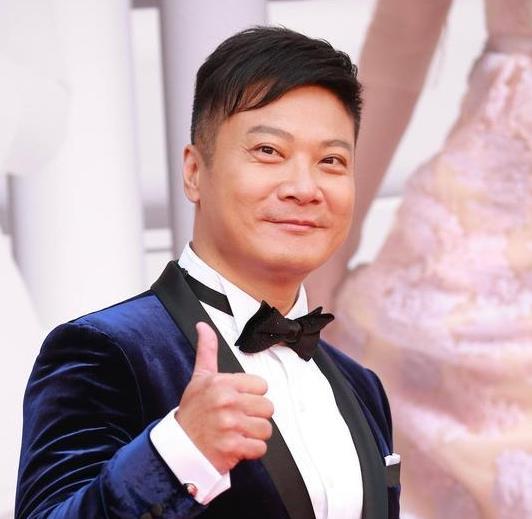 当年，洪金宝给替身演员钱嘉乐打电话:“兄弟给你100万，过几天来替我拍一场戏。”