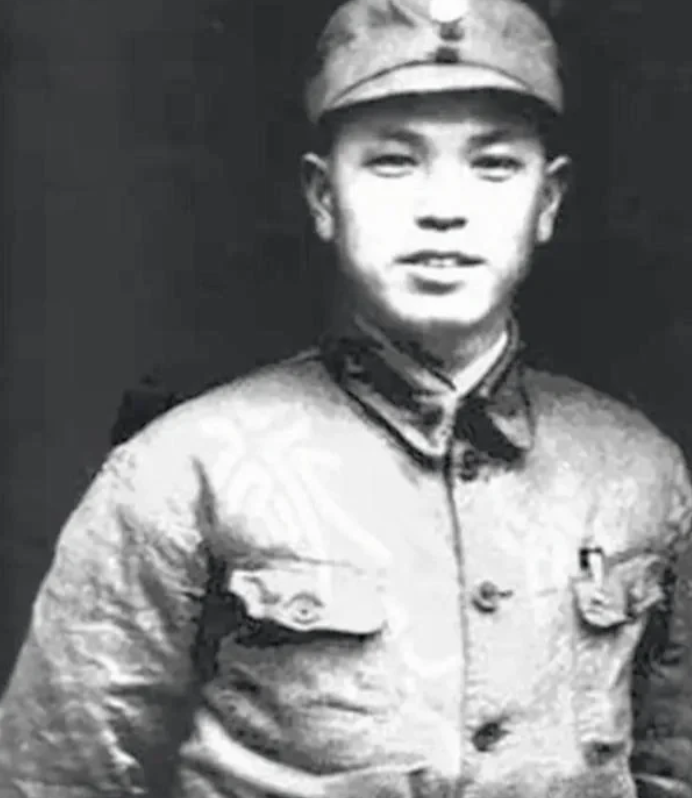 1941年，一名新四军的参谋带着两名伤员在敌后打游击，仅仅四年，这位参谋却奇迹般