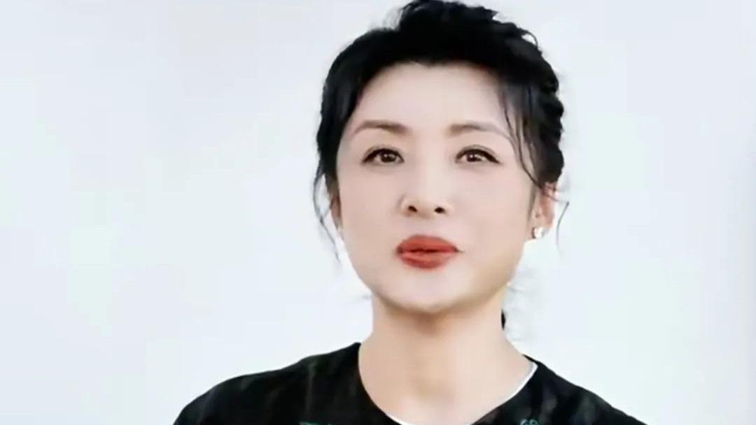周涛和董卿再度同框，曾经都是央视当红花旦，如今区别为何这么大