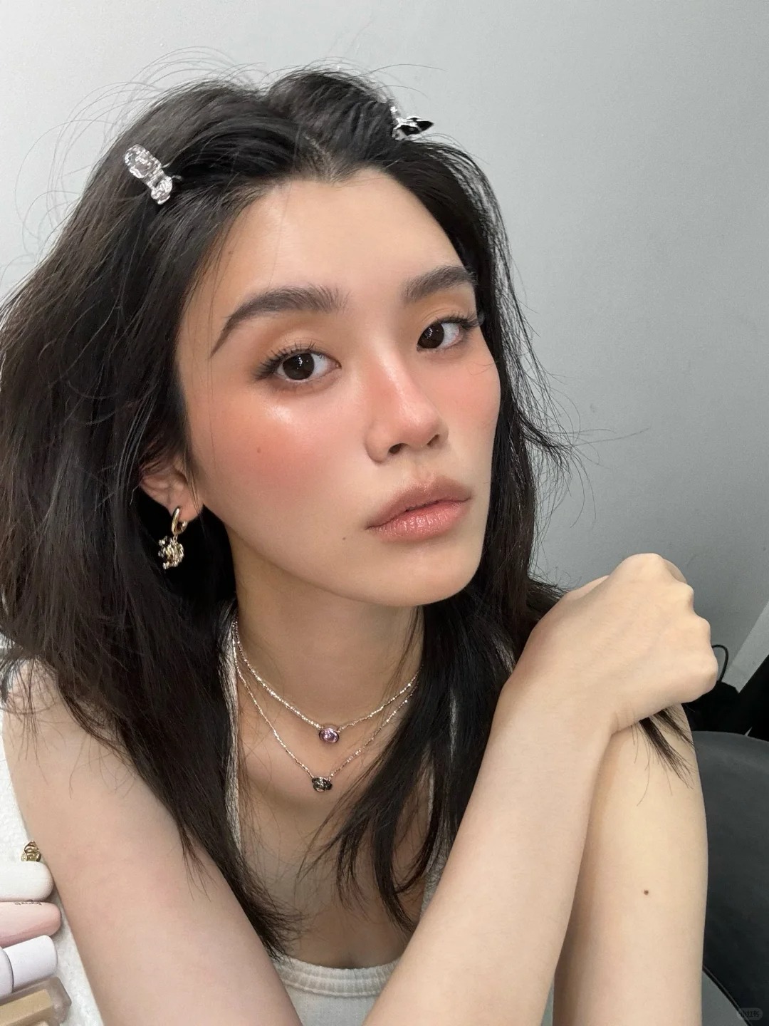 日常臭美🤳
🦋发夹和🌹耳饰，美美的妆容当然要🤳分享啦！