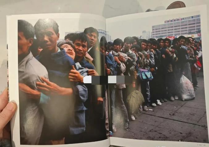 为什么当时人排队要抱着前面人胳膊?
看了一本摄影集《早春的中国》，作者是在78-