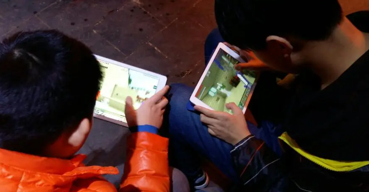 有人说，既然游戏百害无一利，为什么国家不全方面禁止游戏？
这些年青少年打游戏上瘾