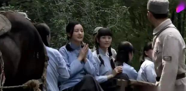 1941年，游击队长妻子在给北平女学生洗脚时发现，其大脚趾和二脚趾的间隙明显。队