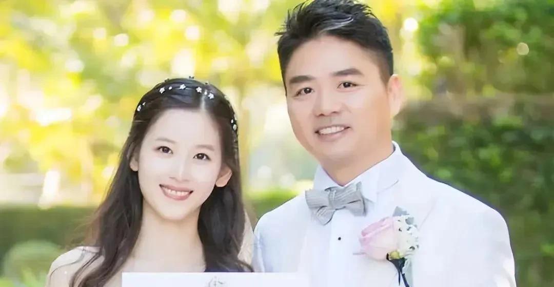 刘强东的妻子章泽天，容貌出众，青春靓丽且气质绝佳，微笑起来甜美迷人。昔日被称作“