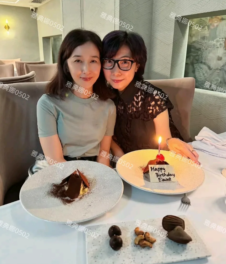 关咏荷晒出与好友的合影，60岁的她可真年轻，气色红润状态好，看起来像40多岁的样