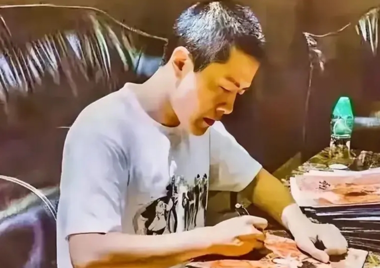 原来，真有人不想“赚快钱”。

《哪吒2》破120亿后，饺子导演居然闭关了。冯小