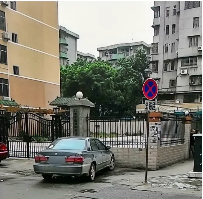 北京丰台，一男子下班回家时，因时间太晚，小区没有位置停车，于是将车临时停放在小区