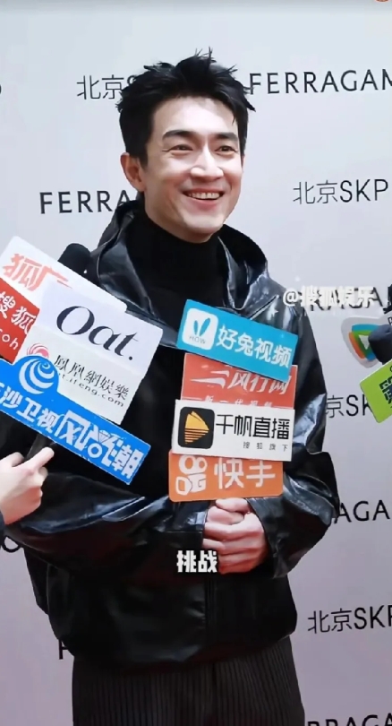 哇塞，好呀！这小子今天接受采访说新的一年想演“深情”的角色！      
   