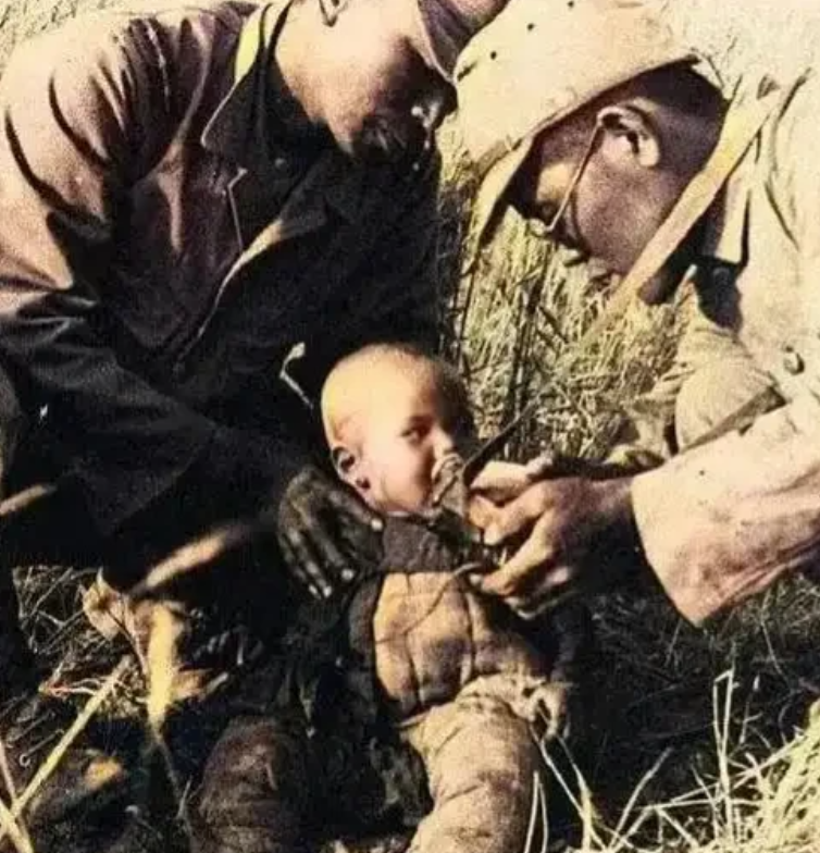 1945年日本投降后，中国士兵在青岛上海路的日本军队会所地下，找到了两个装满婴儿