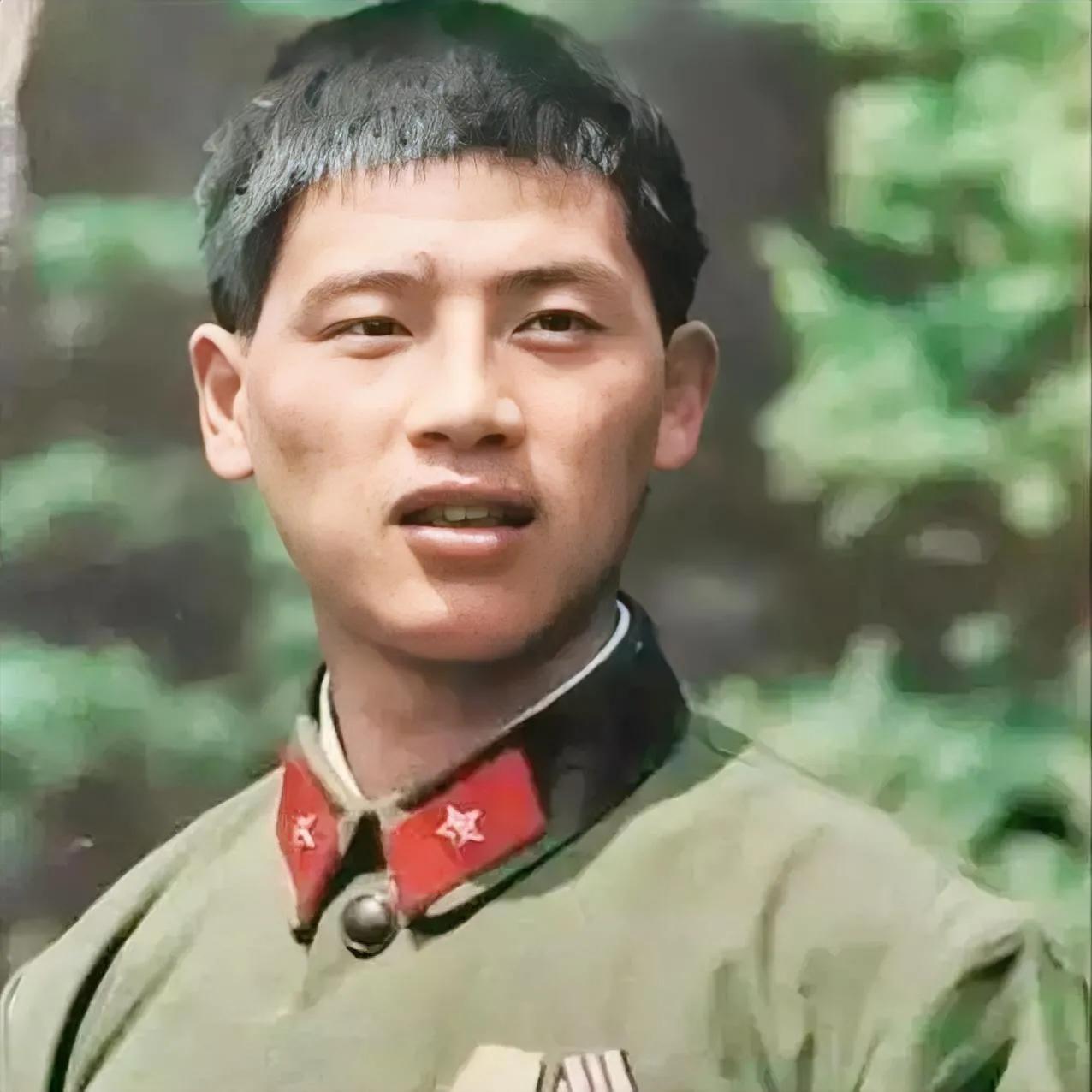 1987年，老山战场上，越军离我方的弹药库越来越近。而在这危急关头，其中一位战士