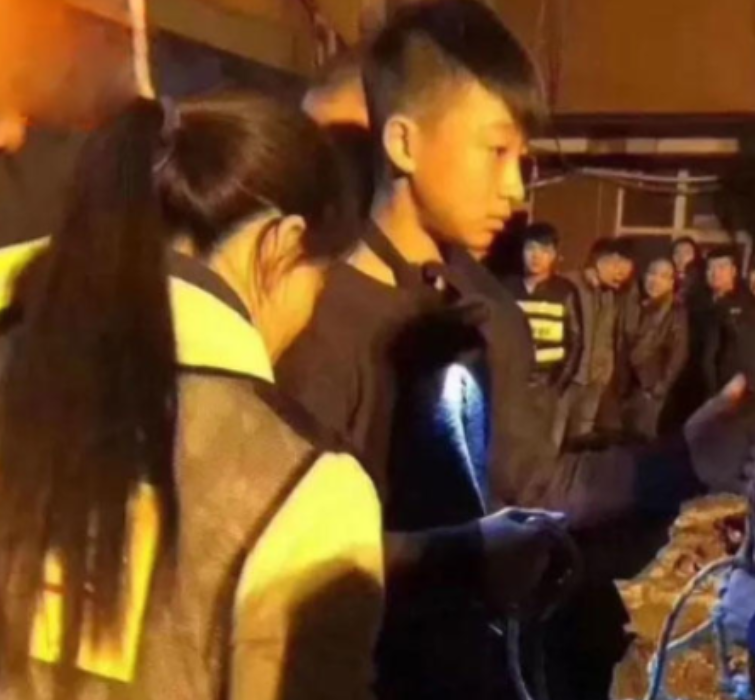 妹妹，别怕，哥哥来救你了！2019年，河南3岁女孩掉入20米枯井，父亲当众下跪向