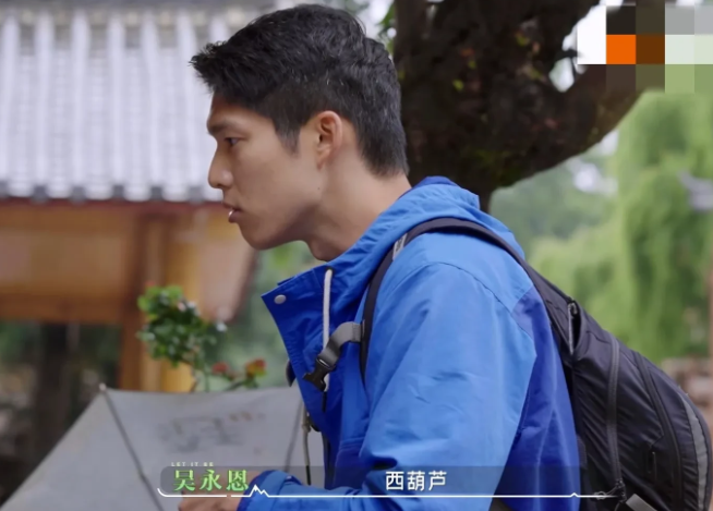 王子文的男朋友吴永恩特地摘了一些大的蔬菜对村民说:“你好，西葫芦。”

正在欢笑
