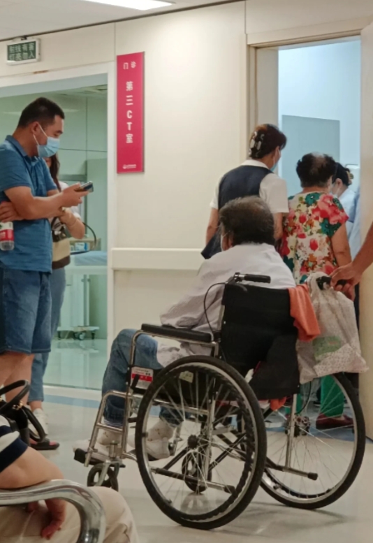 今天朋友来我家，她有点抑郁，所以找她过来聊聊。她说：家里两个高龄老人，已经基本毁