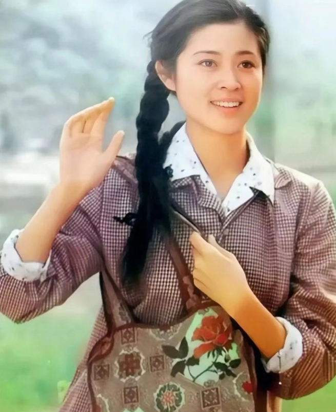 1977年，年轻时的倪萍，明媚大气，端庄大方。镜头下的她五官精致，一双杏眼两弯柳