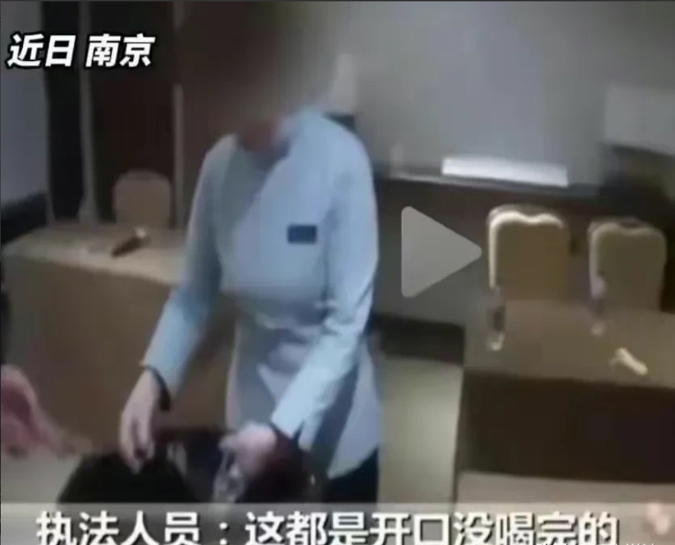 江苏，一酒店服务员打扫会议厅时，发现开完会的客人座位上，还有40多瓶喝了一半的矿