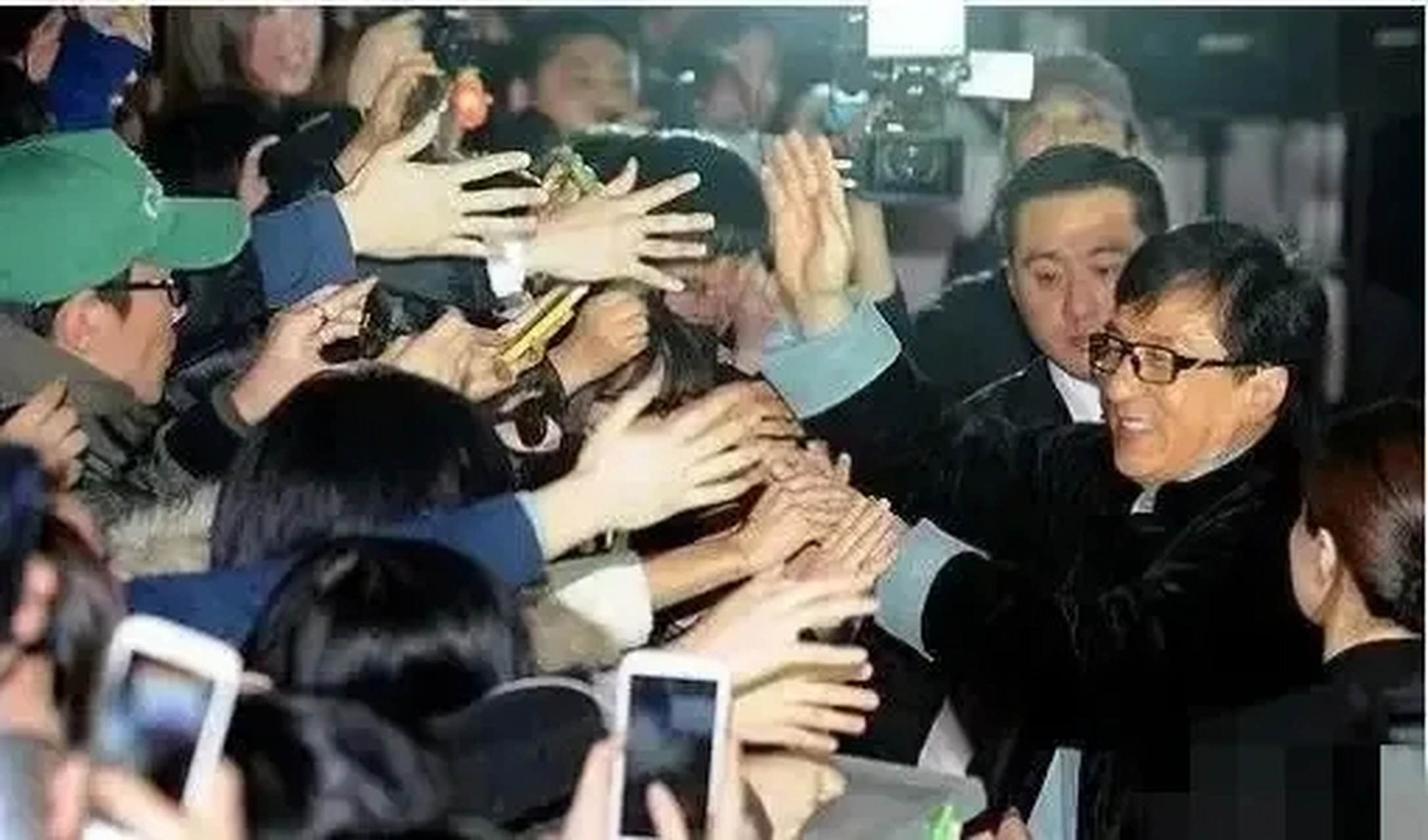 有一次，成龙在日本举办一个粉丝见面会，成龙正在与粉丝挨个互动握手，轮到一个女粉丝