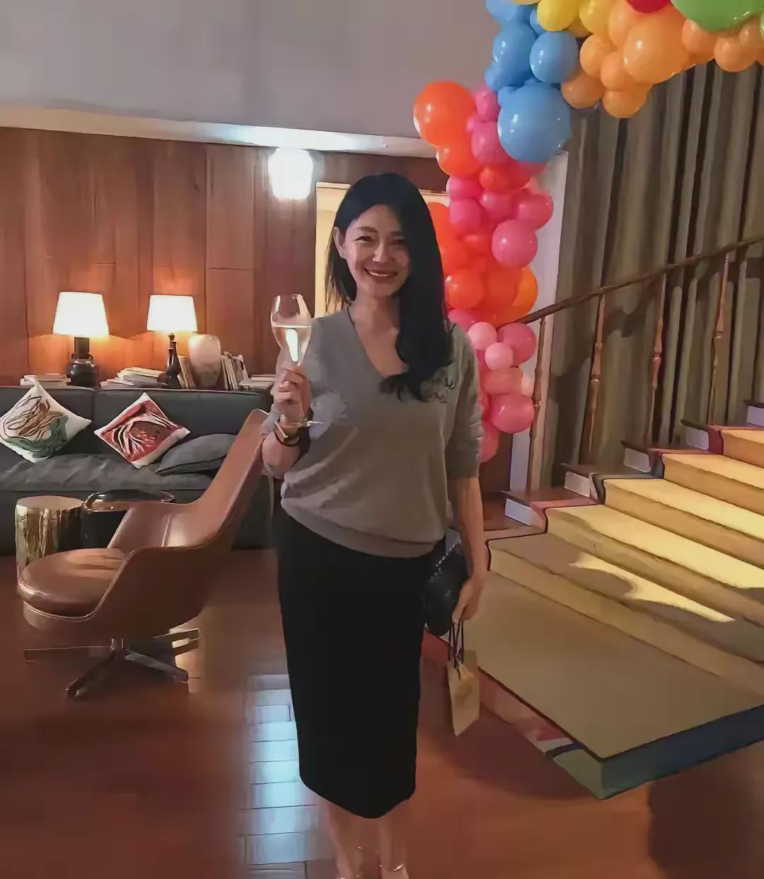  
 
昨天发生的事你发现没？小S特意准备了大S结婚三周年的庆祝活动，可现场愣是