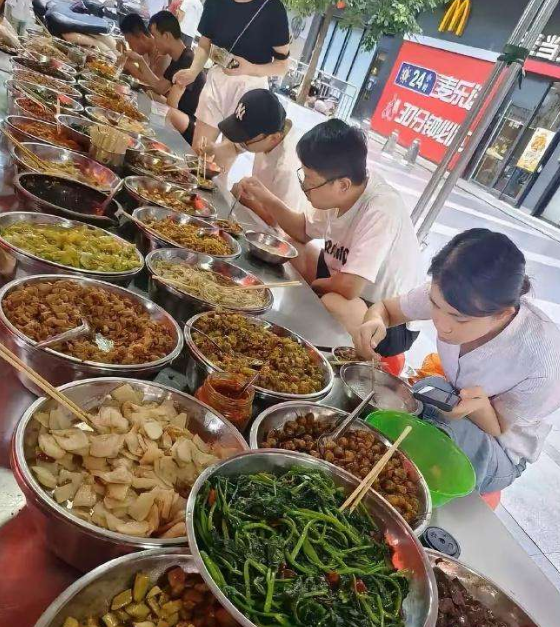 这是哪里的自助餐？挺特别的啊