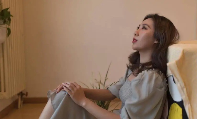 心酸！江苏，女儿要远嫁，但男方家却迟迟不登门提亲，也不说给多少彩礼。母亲担心女儿