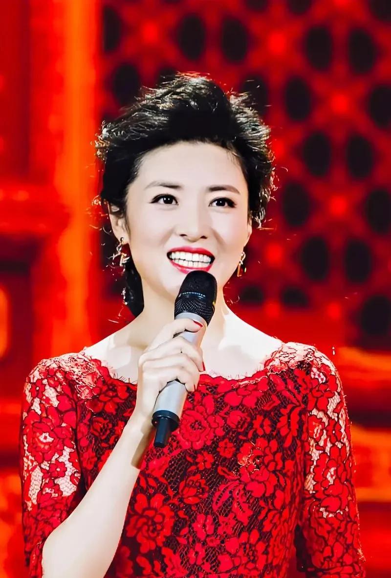 央视，曾是光辉璀璨的舞台，但如今却传来了十位知名主持人的“离席”风波。他们各自背