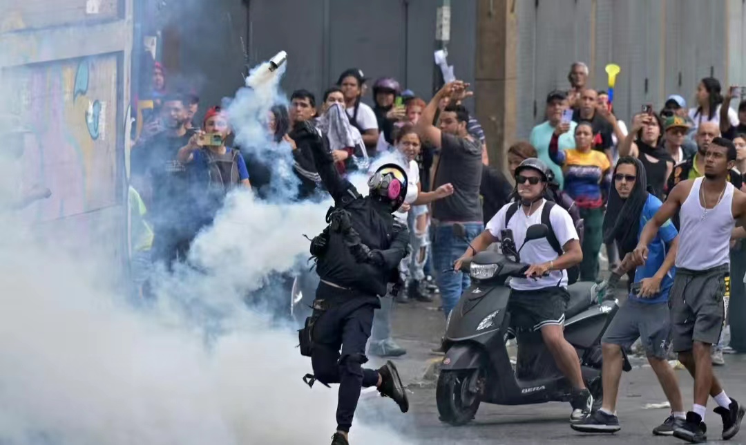  委内瑞拉反对派其中肯定有组织者，目前已造成一名军人死亡，23名军人受伤，25名