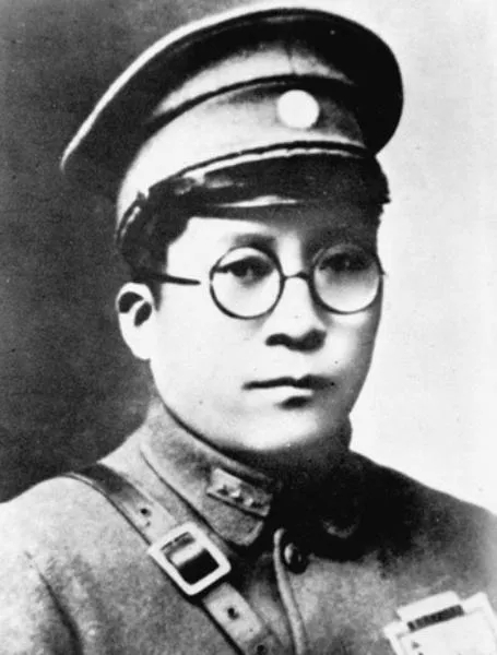 1914年5月，21岁的杨虎城去姑妈家探亲，恰好碰上劣绅李桢带着一帮鹰爪，来村子