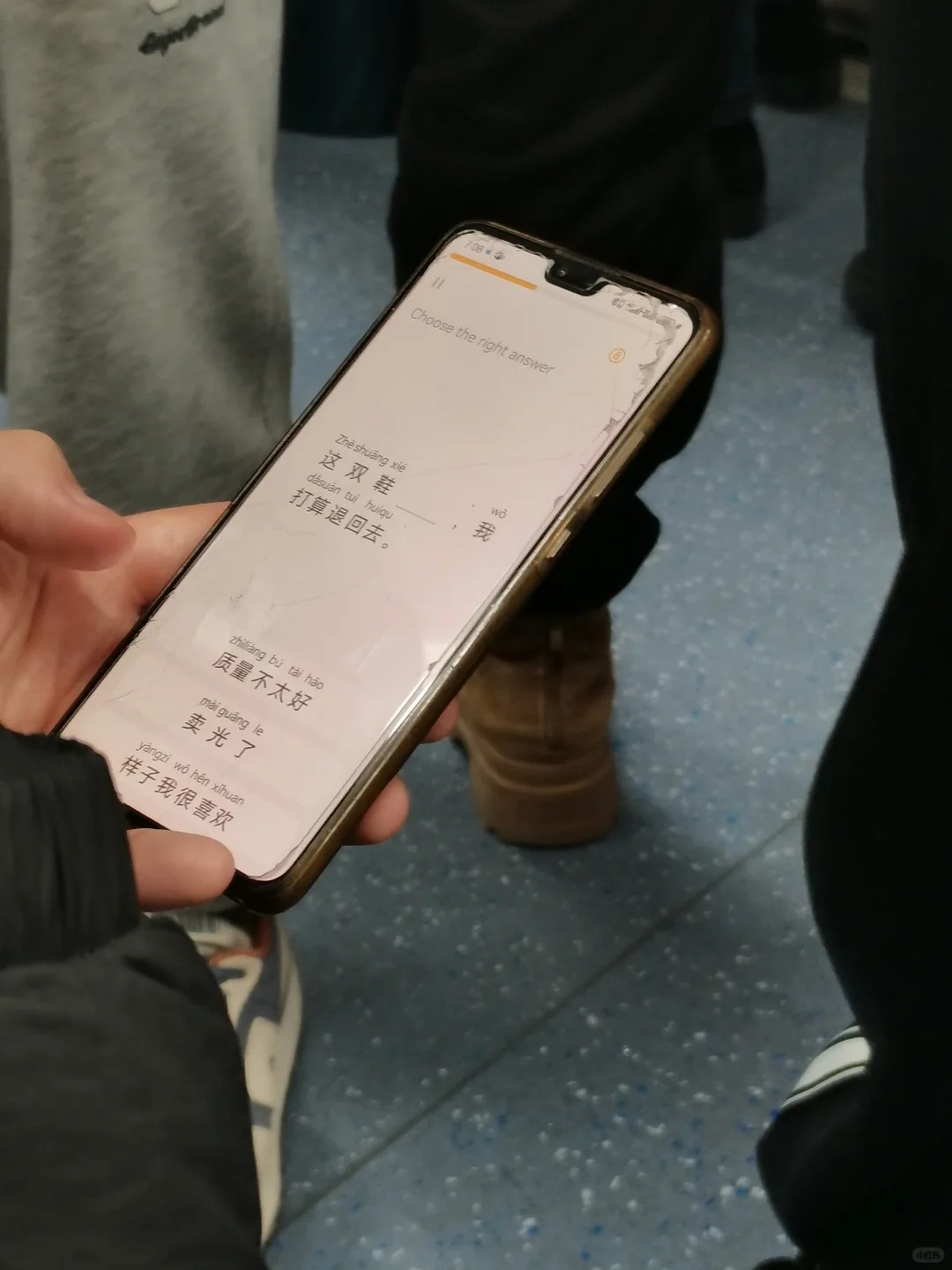 原来老外跟我们一样的苦恼
在地铁上，旁边一个外国男士在练习中文，有一道题我自己默