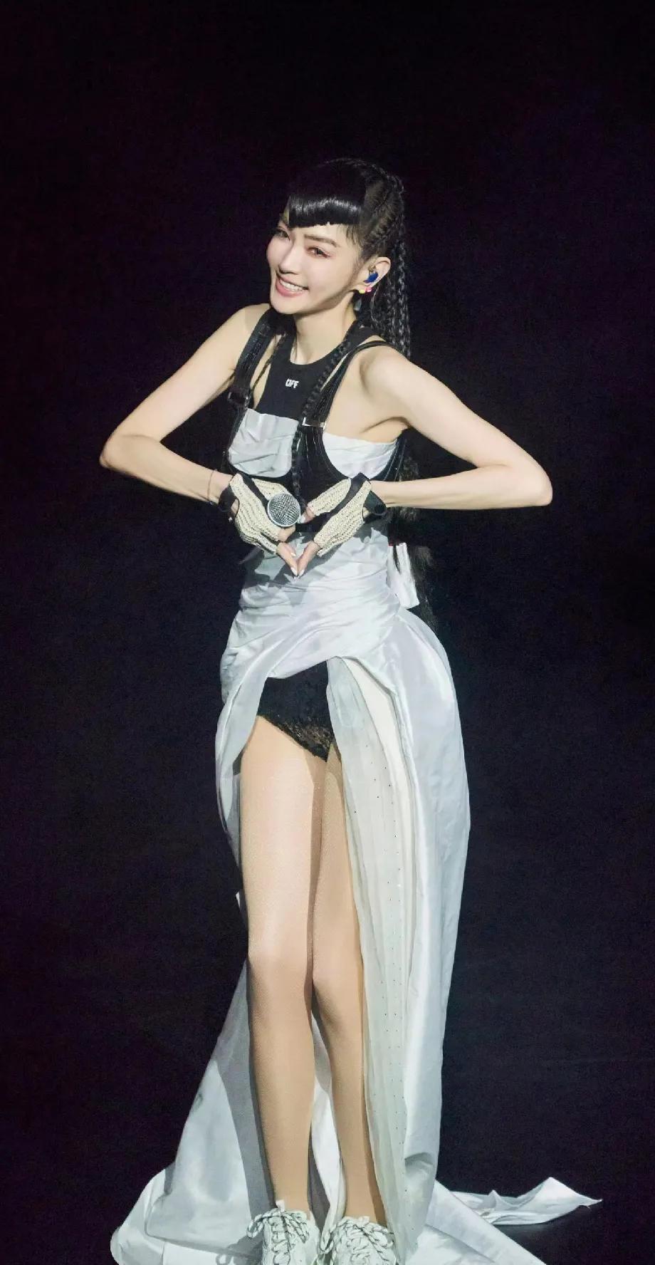 左边谢金燕，右边王心凌；
左边74年，今年51岁,身高171cm，
右边82年，