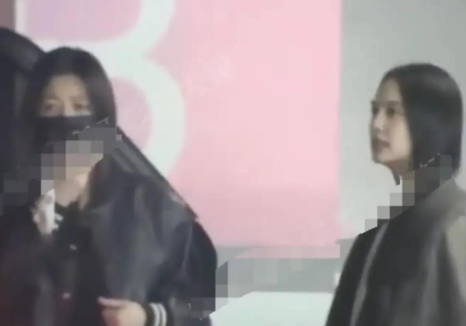 最近，陈妍希官宣离婚后的首次露面可太让人惊喜了！她被拍到和杨丞琳在火锅店约饭，一