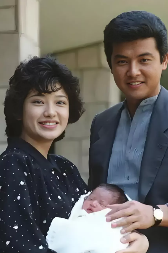 结婚后的山口百惠，抱着自己的儿子，脸上露出幸福的笑容！此时的她，是世上最美丽的妈